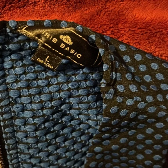 Cute iris basic polka dot crop top with a cut out - Picture 3 of 3